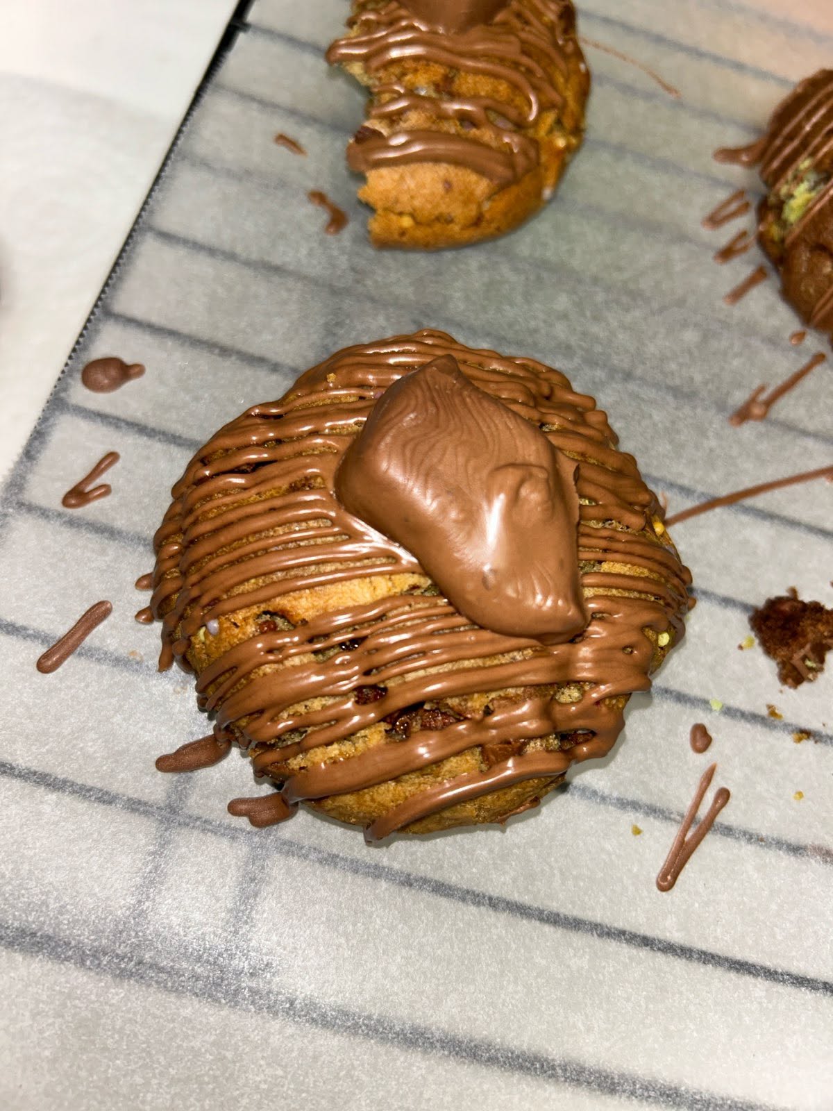Pistachio cookie topped with creamy pistachio spread and milk chocolate drizzle